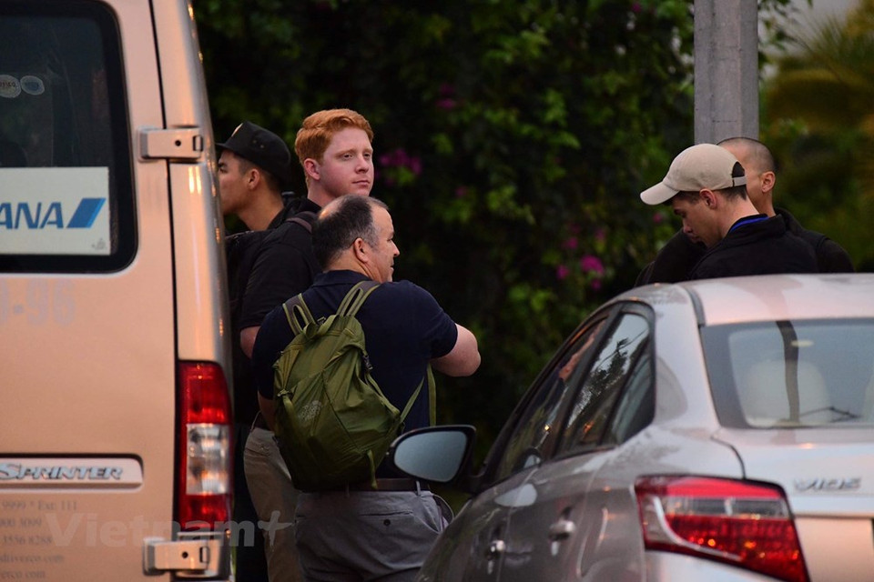 Agentes estadounidenses en el aeropuerto internacional Noi Bai para la llegada de Donald Trump. (Foto: Vietnam +)