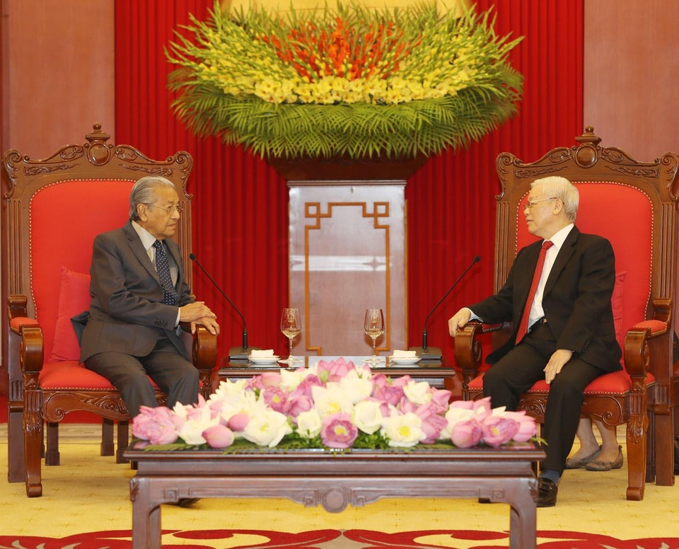 El secretario general del Partido Comunista y Presidente de Vietnam, Nguyen Phu Trong, recibe en Hanoi al primer ministro de Malaysia, Mahathir Mohamad. (Fuente: VNA)