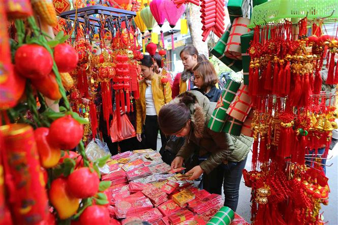 Los capitalinos compran productos de Tet en la calle Hang Ma. (Fuente: VNA)
