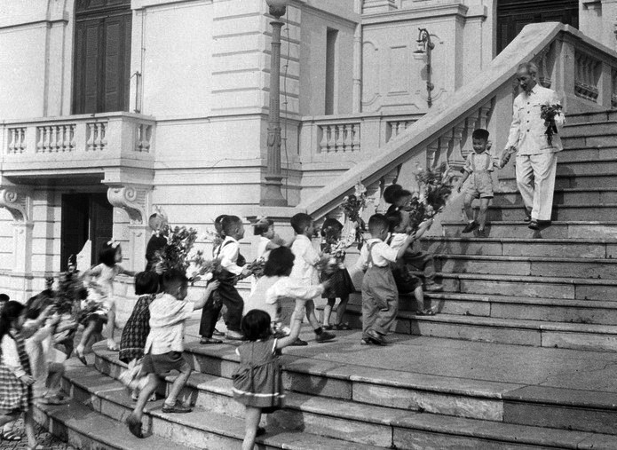 Presidente Ho Chi Minh recibió a los niños en el Festival de Medio Otoño en el Palacio Presidencial en 1961. (Foto: VNA)