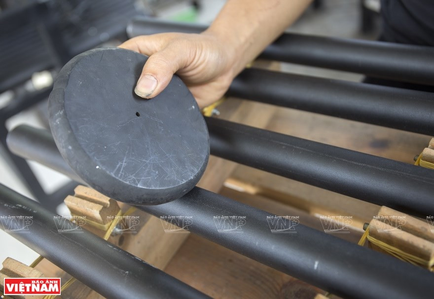 La fabricación de campañas de viento como un instrumento musical se hace a mano. (Foto: VNA)