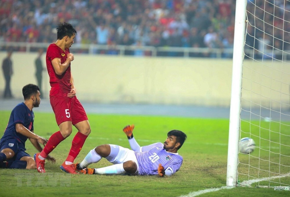 El defensa central Nguyen Thanh Chung (número 16), de un tiro libre, asegura el tercer gol del partido. (Fuente: VNA)
