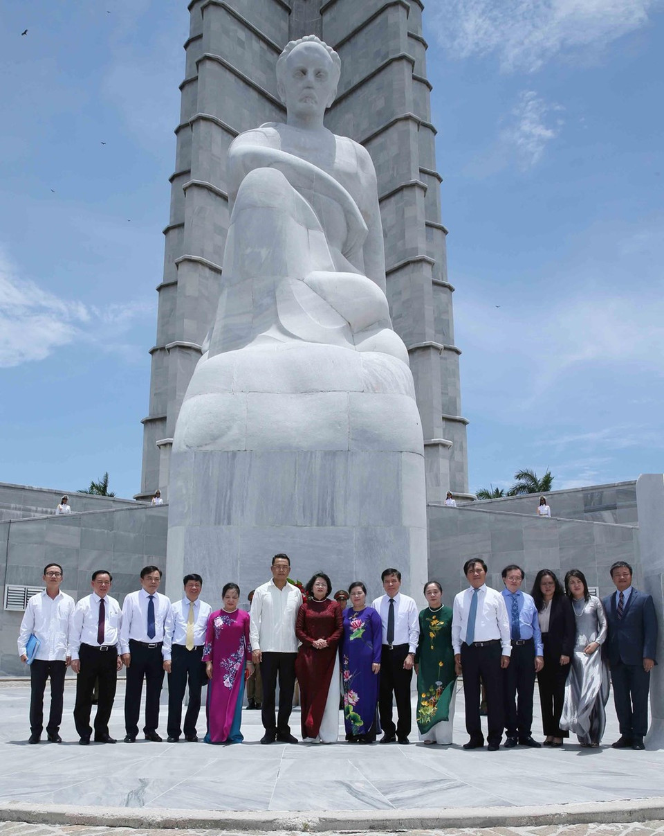 La vicepresidenta Dang Thi Ngoc Thinh coloca flores en el Monumento a José Martí. (Foto: VNA)