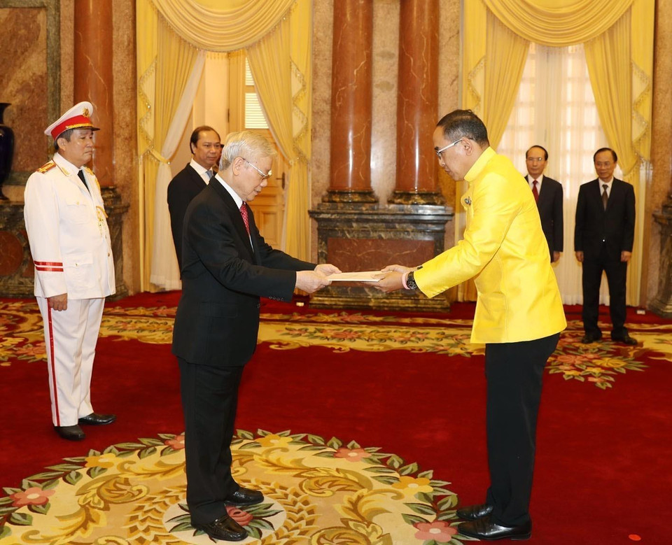 Embajador de Tailandia, Tanee Sangrat, entregó a Nguyen Phu Trong sus cartas credenciales. (Foto: VNA)