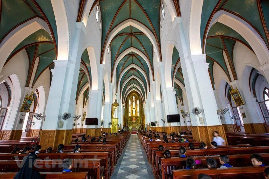 Construida sobre una gran laguna, So Kien, de 67 m de largo y 31 m de ancho, dispone de cinco lóbulos, cuatro filas de columnas con capacidad para cinco mil personas. (Foto: VNA)