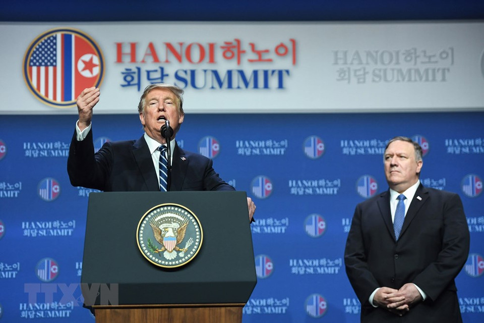 El secretario de Estado norteamericano, Mike Pompeo (derecha) y el presidente Trump, durante una conferencia de prensa después de la segunda Cumbre entre Estados Unidos y Corea del Norte. (Fuente: AFP/VNA)