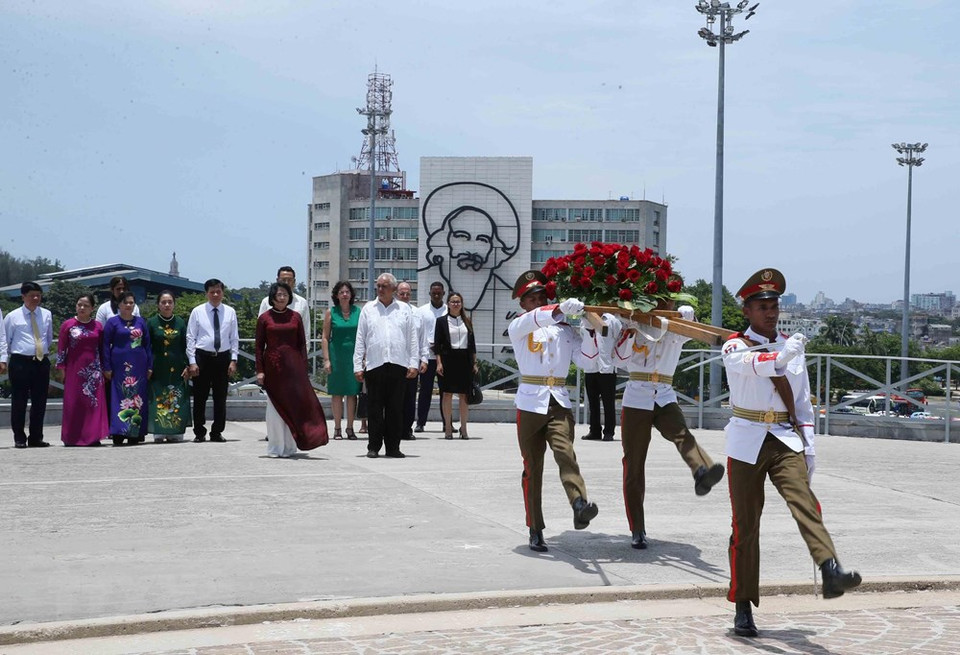 La vicepresidenta Dang Thi Ngoc Thinh coloca flores en el Monumento a José Martí. (Foto: VNA)