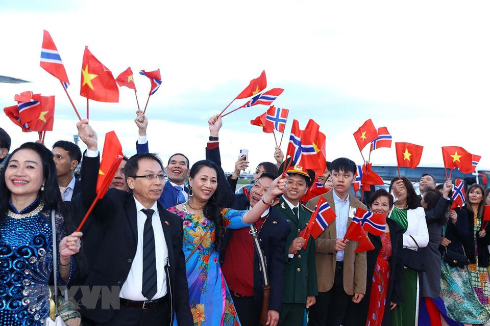 Funcionarios de la embajada y representantes de la comunidad vietnamita en Noruega dan la bienvenida al primer ministro Nguyen Xuan Phuc y su esposa en el aeropuerto Gardermoen. (Foto: VNA)
