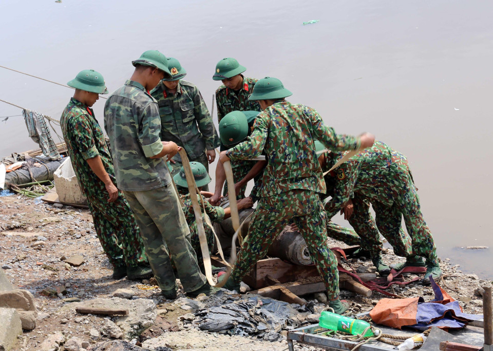 De acuerdo con estadísticas oficiales, restos de minas y bombas de esa guerra cobraron desde 1975 hasta la actualidad más de 40 mil vidas humanas en Vietnam y causaron heridas a otras 60 mil. La mayoría de las víctimas son pobladores rurales y niños. (Fuente: VNA)