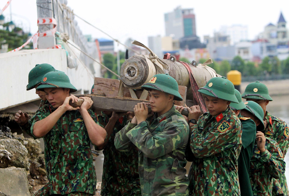 De acuerdo con estadísticas oficiales, restos de minas y bombas de esa guerra cobraron desde 1975 hasta la actualidad más de 40 mil vidas humanas en Vietnam y causaron heridas a otras 60 mil. La mayoría de las víctimas son pobladores rurales y niños. (Fuente: VNA)