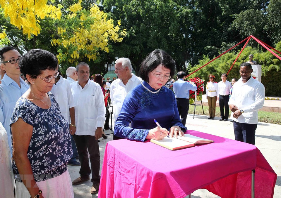 La vicepresidenta Dang Thi Ngoc Thinh y la delegación vietnamita depositan ofrenda floral en el monumento al presidente Ho Chi Minh. (Foto: VNA)