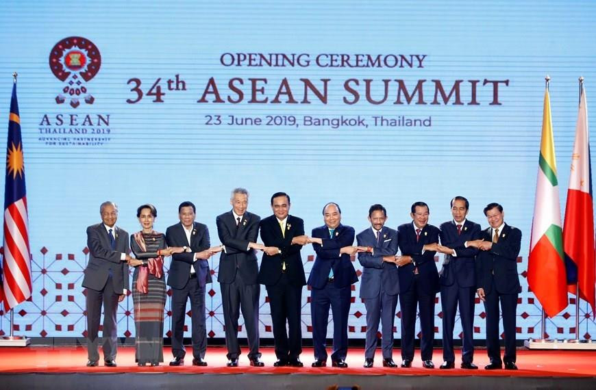 El primer ministro Nguyen Xuan Phuc (quinto, derecha) y jefes de delegaciones en la ceremonia de apertura de la 34 Cumbre de la ASEAN en Bangkok, Tailandia, el 23 de junio de 2019. (Foto: VNA)