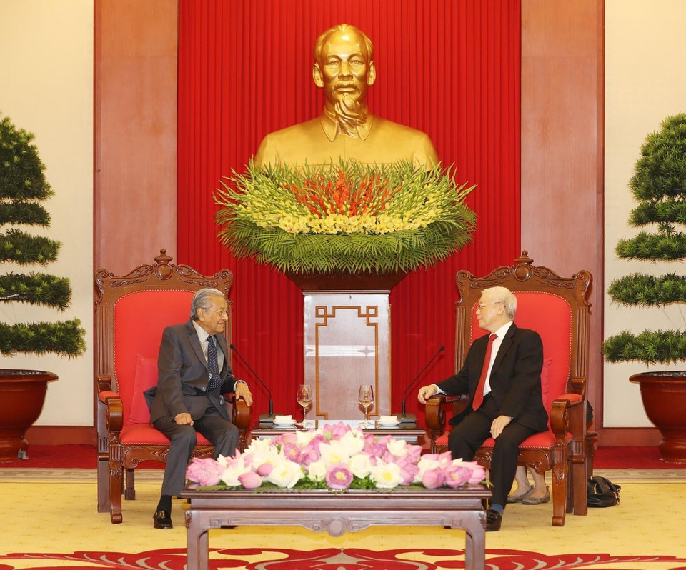 El secretario general del Partido Comunista y Presidente de Vietnam, Nguyen Phu Trong, recibe en Hanoi al primer ministro de Malaysia, Mahathir Mohamad. (Fuente: VNA)