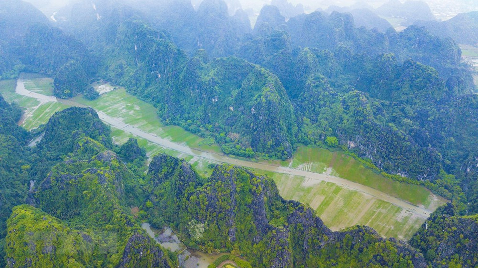 Tam Coc (tres cuevas) es una zona de Vietnam que transcurre entre arrozales, bañada por el rio Ngo Dong salpicada por formaciones rocosas kársticas y cuevas de piedra caliza. (Fuente: VNA)