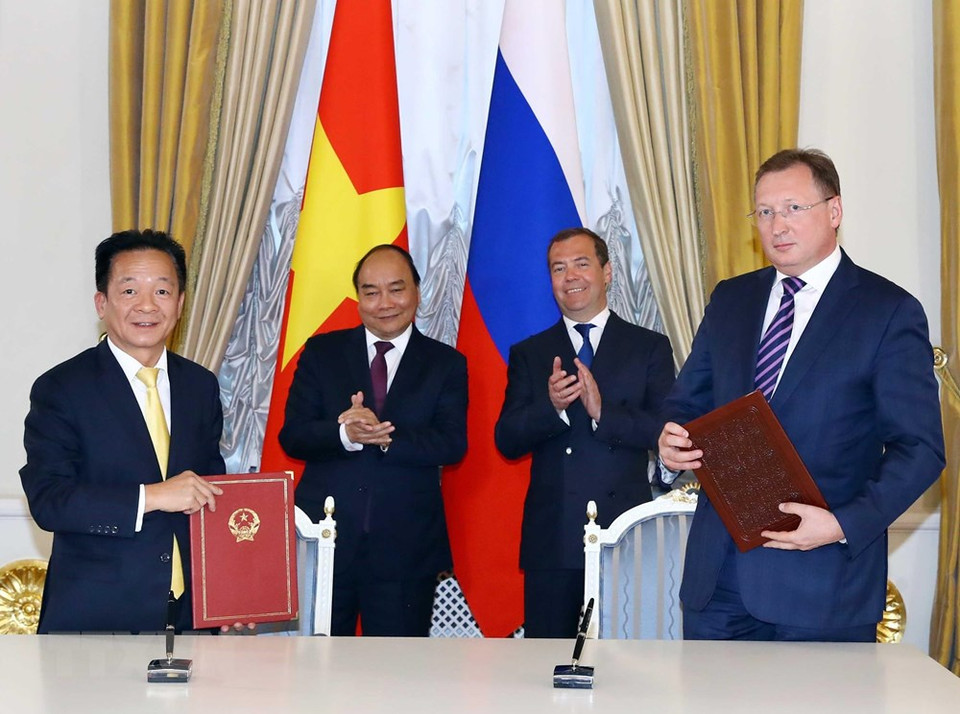 El primer ministro vietnamita, Nguyen Xuan Phuc, y su par ruso, Dmitri Medvedev, testimoniaron la firma de acuerdo de colaboración. (Fuente: VNA)