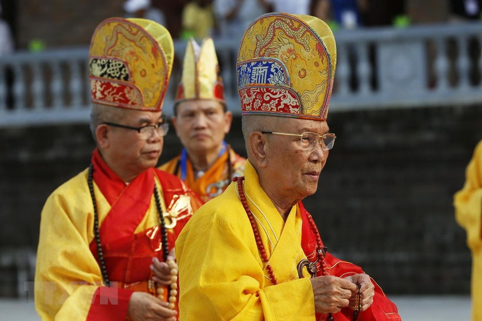 Bonzos superiores y monjes en la misa. (Fuente: VNA)