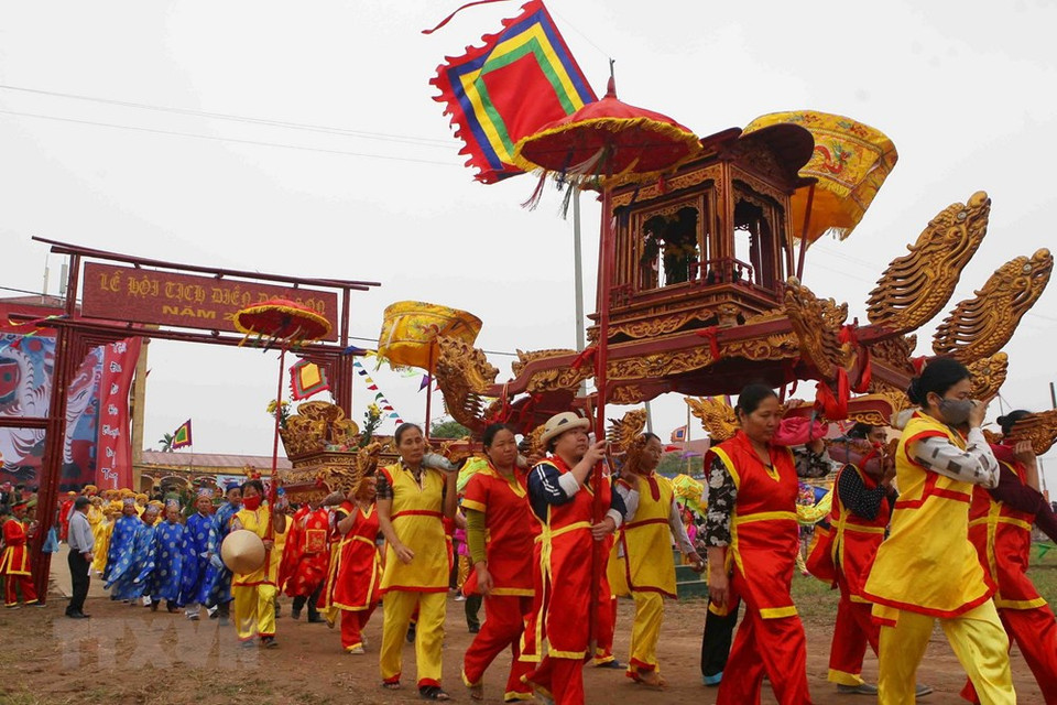 Festival Tich Dien incluye ceremonias rituales y diversas actividades como combates de búfalos, juegos populares, presentaciones de Cheo (teatro popular), danza de dragón y competencias de arte marcial, entre otras. (Fuente: VNA)