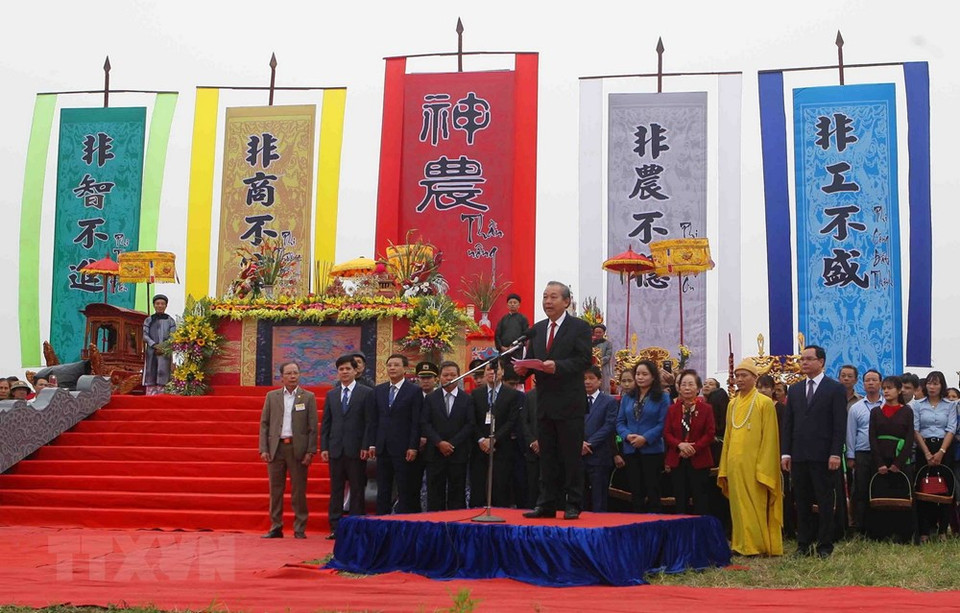 El viceprimer ministro vietnamita Truong Hoa Binh inaugura el Festival Tich Dien, que marca el inicio de la siembra de arroz en los primeros días del Nuevo Año Lunar. (Fuente: VNA)