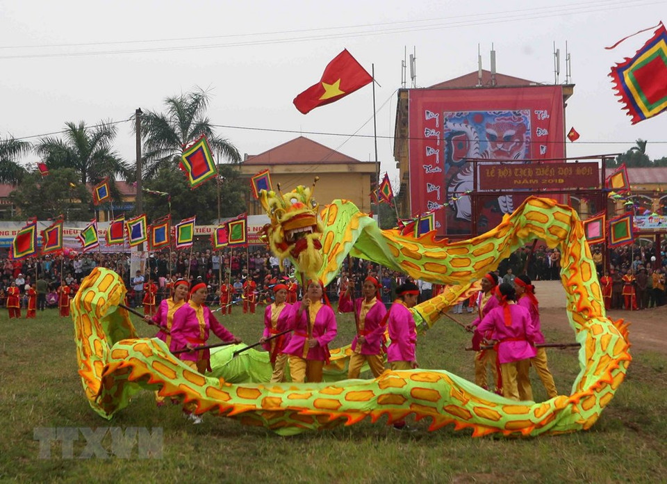 Festival Tich Dien incluye ceremonias rituales y diversas actividades como combates de búfalos, juegos populares, presentaciones de Cheo (teatro popular), danza de dragón y competencias de arte marcial, entre otras. (Fuente: VNA)