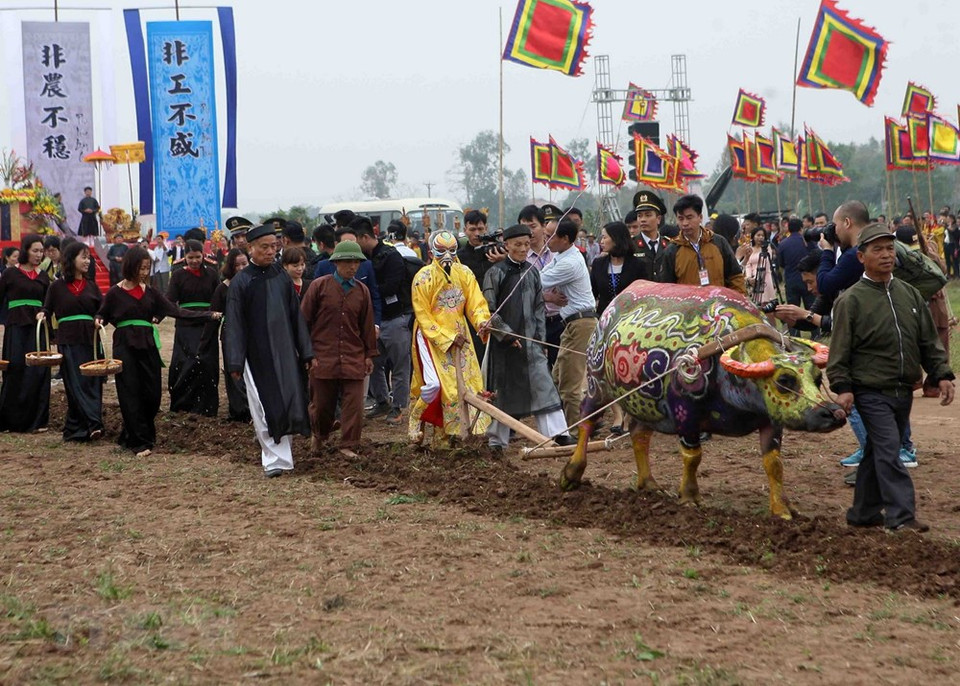Anciano de la aldea presenta el papel del emperador en el Festival Tich Dien (Fuente: VNA)
