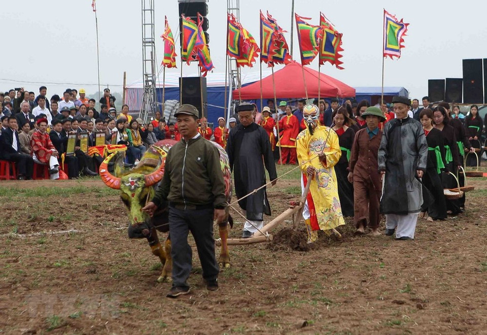 Anciano de la aldea presenta el papel del emperador en el Festival Tich Dien (Fuente: VNA)
