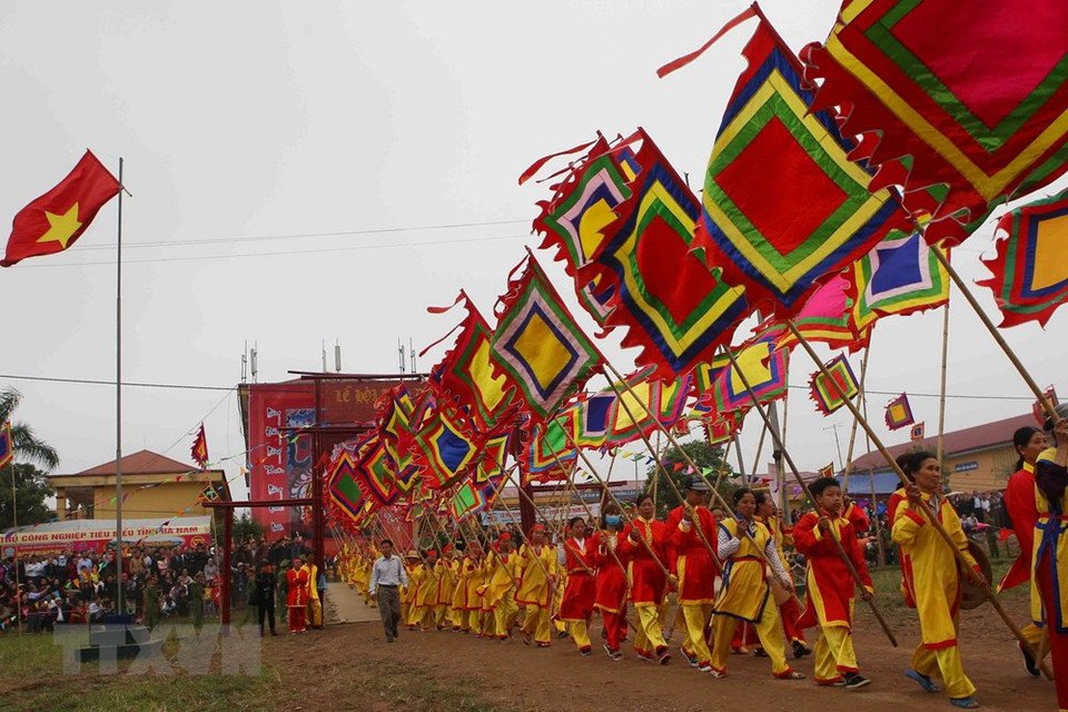 Festival Tich Dien incluye ceremonias rituales y diversas actividades como combates de búfalos, juegos populares, presentaciones de Cheo (teatro popular), danza de dragón y competencias de arte marcial, entre otras. (Fuente: VNA)