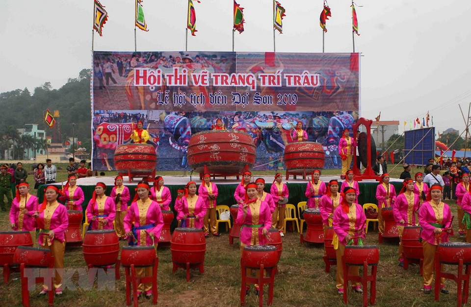 Festival Tich Dien incluye ceremonias rituales y diversas actividades como combates de búfalos, juegos populares, presentaciones de Cheo (teatro popular), danza de dragón y competencias de arte marcial, entre otras. (Fuente: VNA)