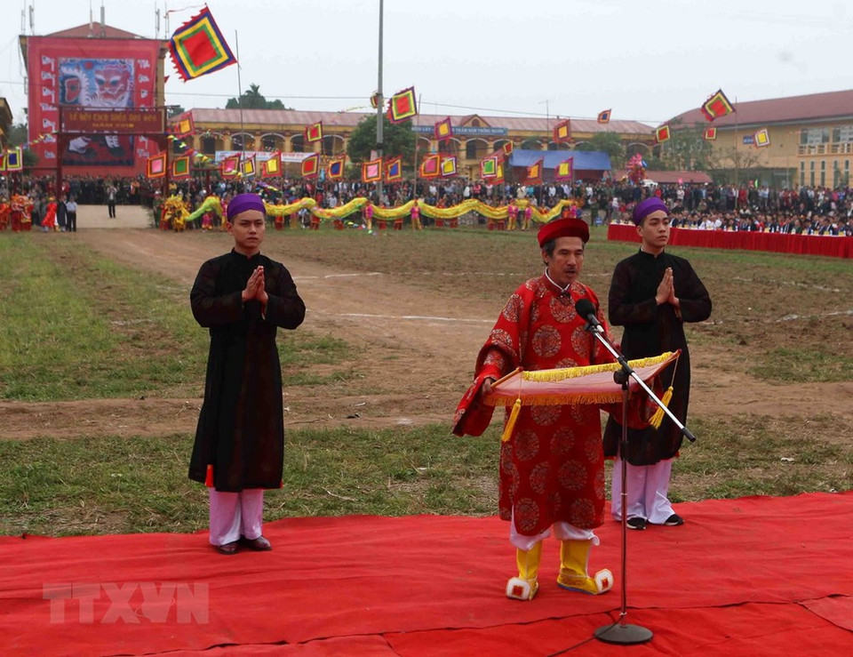Festival Tich Dien incluye ceremonias rituales y diversas actividades como combates de búfalos, juegos populares, presentaciones de Cheo (teatro popular), danza de dragón y competencias de arte marcial, entre otras. (Fuente: VNA)