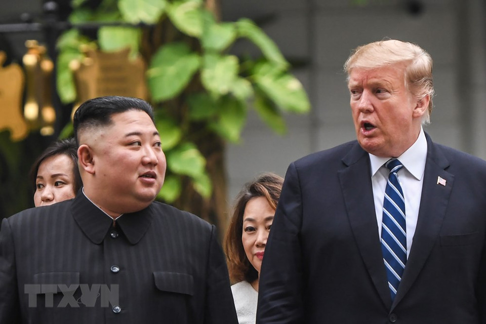 Presidente estadounidense, Donald Trump, y el líder norcoreano, Kim Jong-un, en el hotel Sofitel Legend Metropole Hanoi antes de la reunión ampliada el 28 de febrero de 2019, en marco de la segunda Cumbre EE.UU.-RPDC. (Fuente: VNA)