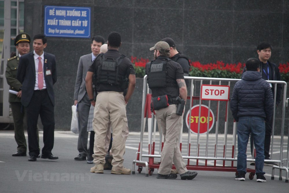 Agentes estadounidenses en el aeropuerto internacional Noi Bai para la llegada de Donald Trump. (Foto: Vietnam +)