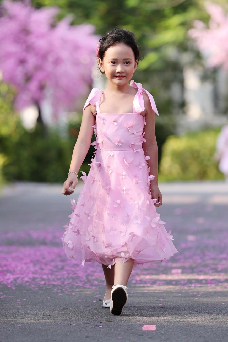 Los colores pastel como rosado, así como amarillo y verde son los tonos principales de la colección. (Foto: VNA)