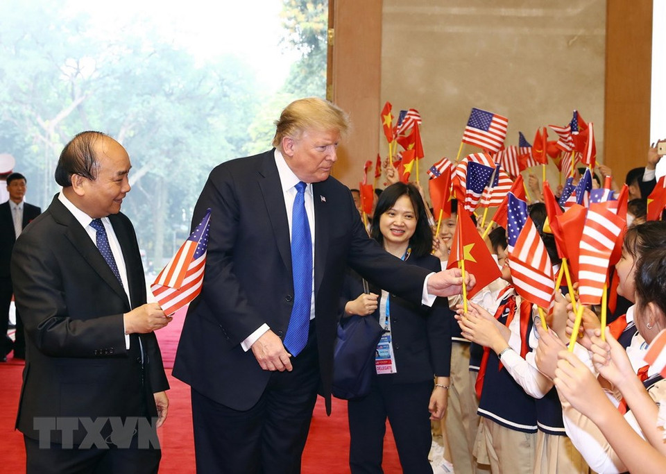El premier Nguyen Xuan Phuc da la bienvenida al presidente estadounidense, Donald Trump. (Foto: VNA)