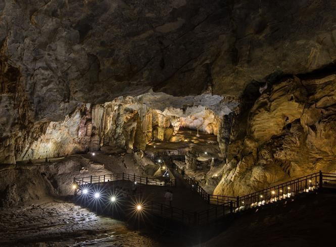 La misma guarda evidencias sobre la formación geológica de la corteza de la Tierra y posee un increíble sistema de cavernas y ríos subterráneos, incluida la cueva Son Doong – la gruta más grande del mundo. (Foto: VNA) 