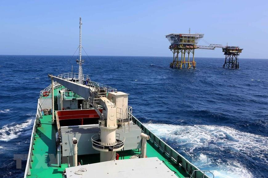 Embarcación Truong Sa 19 visita la plataforma DK1 en enero de 2019 (Foto: VNA)