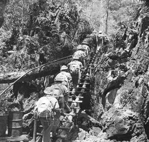 Desde 1959 hasta 1975, los legendarios soldados de Truong Son y pobladores locales trabajaron para mantener una red que atravesaba 21 provincias de Vietnam, Laos y Camboya, con una longitud total de 20 mil kilómetros de carretera, 600 kilómetros de vía fluvial, mil 400 de oleoductos, y mil 500 kilómetros de líneas de comunicaciones. (Fuente: VNA)