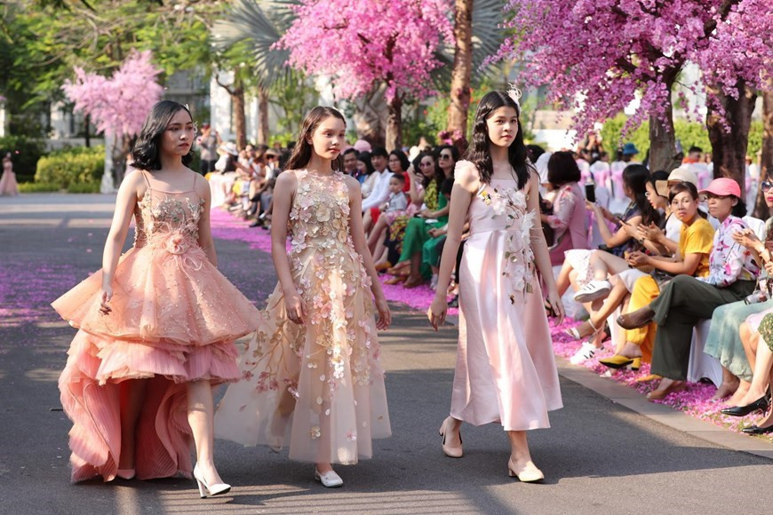 Los colores pastel como rosado, así como amarillo y verde son los tonos principales de la colección. (Foto: VNA)