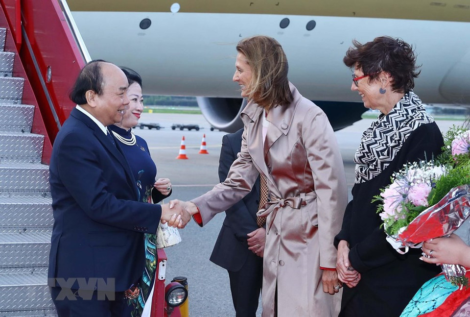La vicecanciller, Marianne Hagen (izquierda), y la embajadora noruega en Vietnam, Grete Lochen (derecha), recibieron al primer ministro Nguyen Xuan Phuc y su esposa en el aeropuerto Gardermoen. (Foto: VNA)