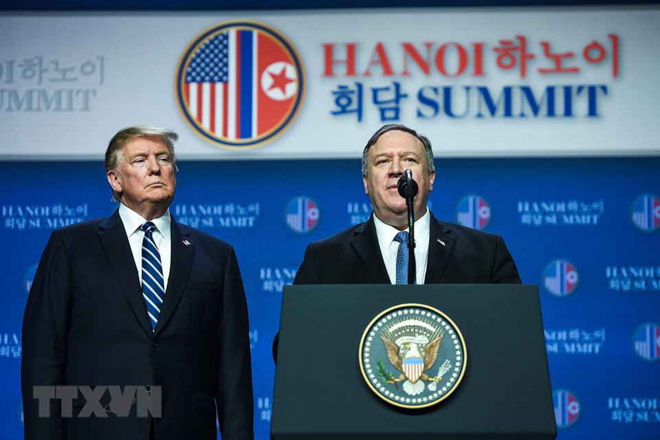 El secretario de Estado norteamericano, Mike Pompeo (derecha) y el presidente Trump, durante una conferencia de prensa después de la segunda Cumbre entre Estados Unidos y Corea del Norte. (Fuente: AFP/VNA)