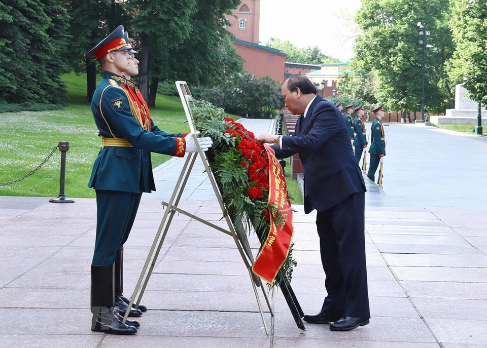 El primer ministro Nguyen Xuan Phuc y su comitiva visitan al Monumento del Soldados Desconocidos, dedicado a los mártires soviéticos caídos en la Gran Guerra Patria, frente al muro del Kremlin. (Foto: VNA)