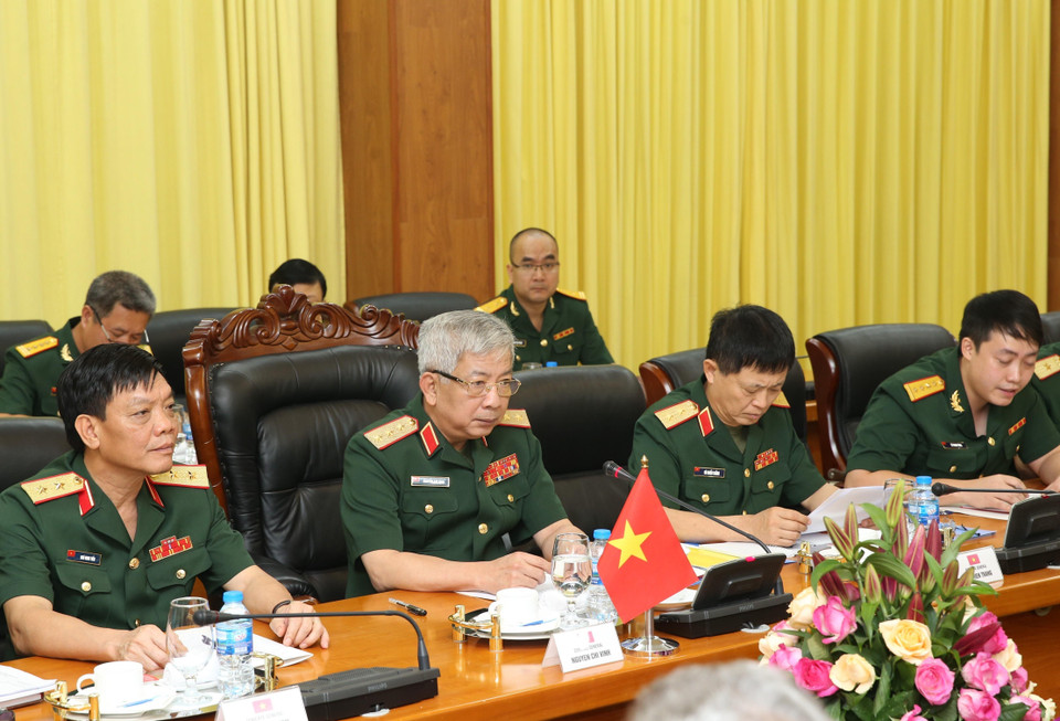 El Diálogo, presidido por el viceministro de Defensa de Vietnam, Coronel General Nguyen Chi Vinh, y el jefe del Estado Mayor General y Viceministro Primero del Ministerio de las Fuerzas Armadas Revolucionarias (MINFAR) de Cuba, General de Cuerpo de Ejército Álvaro López Miera. (Fuente: VNA)