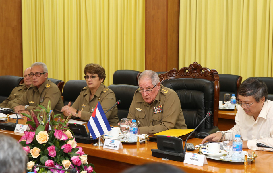 El Diálogo, presidido por el viceministro de Defensa de Vietnam, Coronel General Nguyen Chi Vinh, y el jefe del Estado Mayor General y Viceministro Primero del Ministerio de las Fuerzas Armadas Revolucionarias (MINFAR) de Cuba, General de Cuerpo de Ejército Álvaro López Miera. (Fuente: VNA)