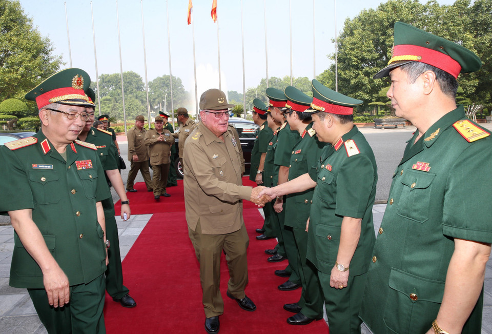 El Diálogo, presidido por el viceministro de Defensa de Vietnam, Coronel General Nguyen Chi Vinh, y el jefe del Estado Mayor General y Viceministro Primero del Ministerio de las Fuerzas Armadas Revolucionarias (MINFAR) de Cuba, General de Cuerpo de Ejército Álvaro López Miera. (Fuente: VNA)