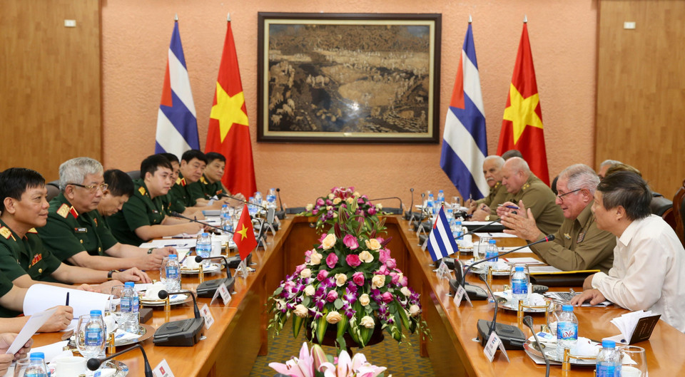 El Diálogo, presidido por el viceministro de Defensa de Vietnam, Coronel General Nguyen Chi Vinh, y el jefe del Estado Mayor General y Viceministro Primero del Ministerio de las Fuerzas Armadas Revolucionarias (MINFAR) de Cuba, General de Cuerpo de Ejército Álvaro López Miera. (Fuente: VNA)