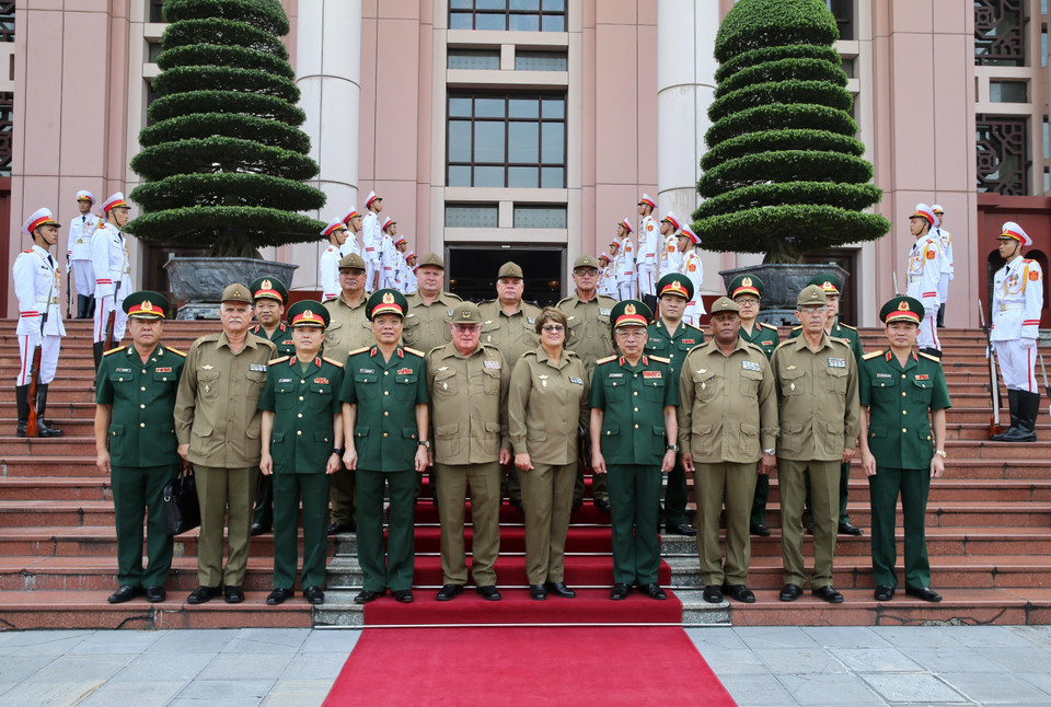 El Diálogo, presidido por el viceministro de Defensa de Vietnam, Coronel General Nguyen Chi Vinh, y el jefe del Estado Mayor General y Viceministro Primero del Ministerio de las Fuerzas Armadas Revolucionarias (MINFAR) de Cuba, General de Cuerpo de Ejército Álvaro López Miera. (Fuente: VNA)