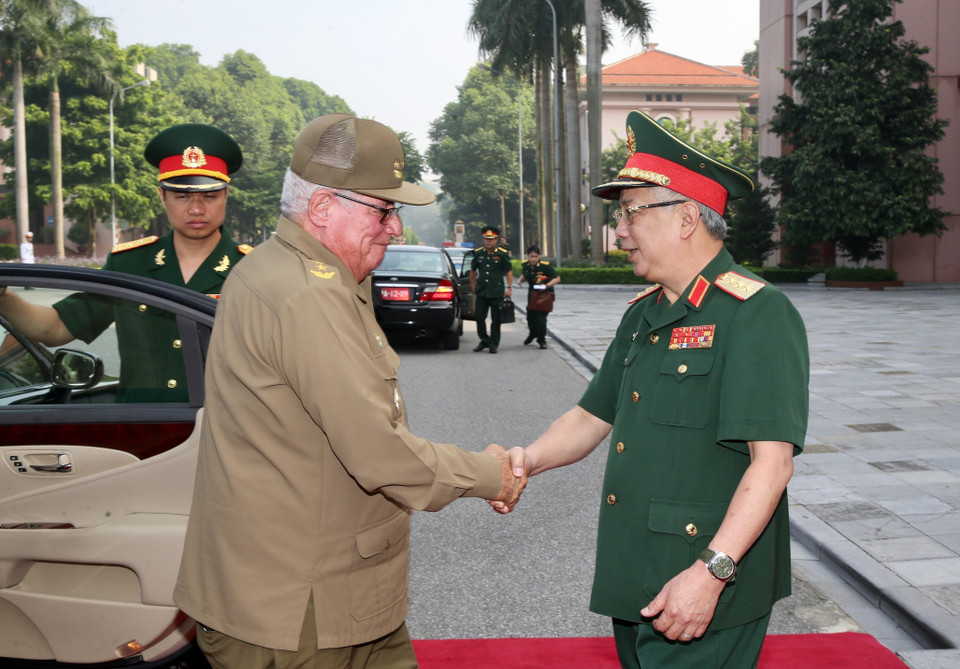 El Diálogo, presidido por el viceministro de Defensa de Vietnam, Coronel General Nguyen Chi Vinh, y el jefe del Estado Mayor General y Viceministro Primero del Ministerio de las Fuerzas Armadas Revolucionarias (MINFAR) de Cuba, General de Cuerpo de Ejército Álvaro López Miera. (Fuente: VNA)