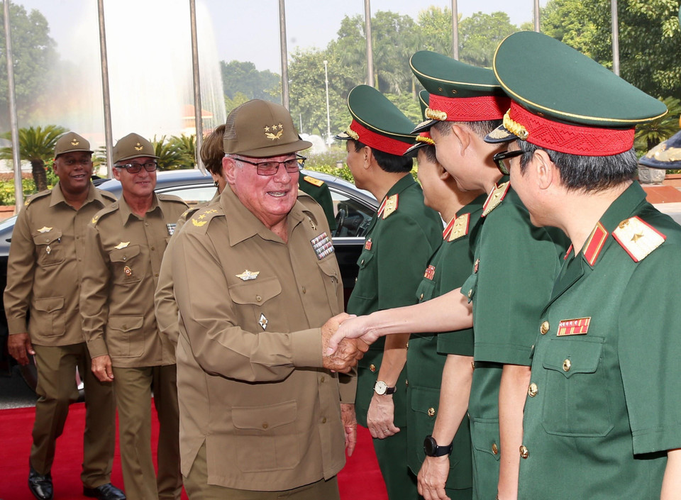 El Diálogo, presidido por el viceministro de Defensa de Vietnam, Coronel General Nguyen Chi Vinh, y el jefe del Estado Mayor General y Viceministro Primero del Ministerio de las Fuerzas Armadas Revolucionarias (MINFAR) de Cuba, General de Cuerpo de Ejército Álvaro López Miera. (Fuente: VNA)