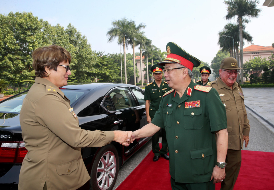 El Diálogo, presidido por el viceministro de Defensa de Vietnam, Coronel General Nguyen Chi Vinh, y el jefe del Estado Mayor General y Viceministro Primero del Ministerio de las Fuerzas Armadas Revolucionarias (MINFAR) de Cuba, General de Cuerpo de Ejército Álvaro López Miera. (Fuente: VNA)