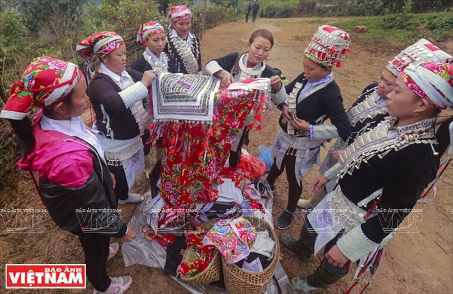 Representantes de la familia del novio reciben a la novia. (Fuente: VNA)