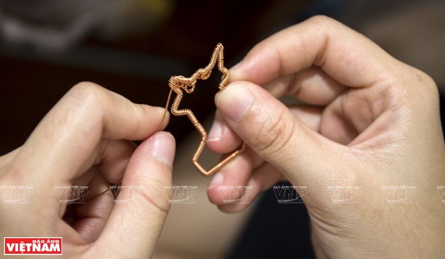 Los trabajadores en su taller son discapacitados. (Fuente: VNA)