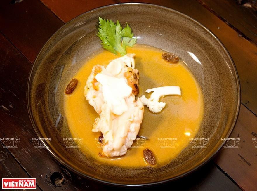 Cola de langosta con coliflor, mantequilla marrón, ron y pasas (Foto: VNA)